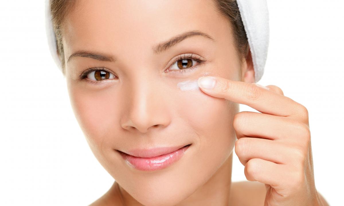 Skin care around eyes: clarification, moistening, food
